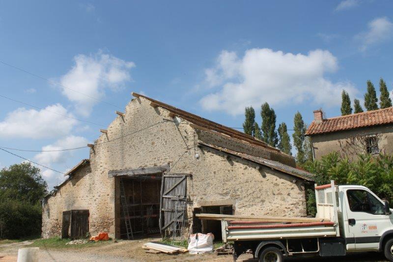 Restauration et couverture des dépendances d'un château en Gâtine (79)